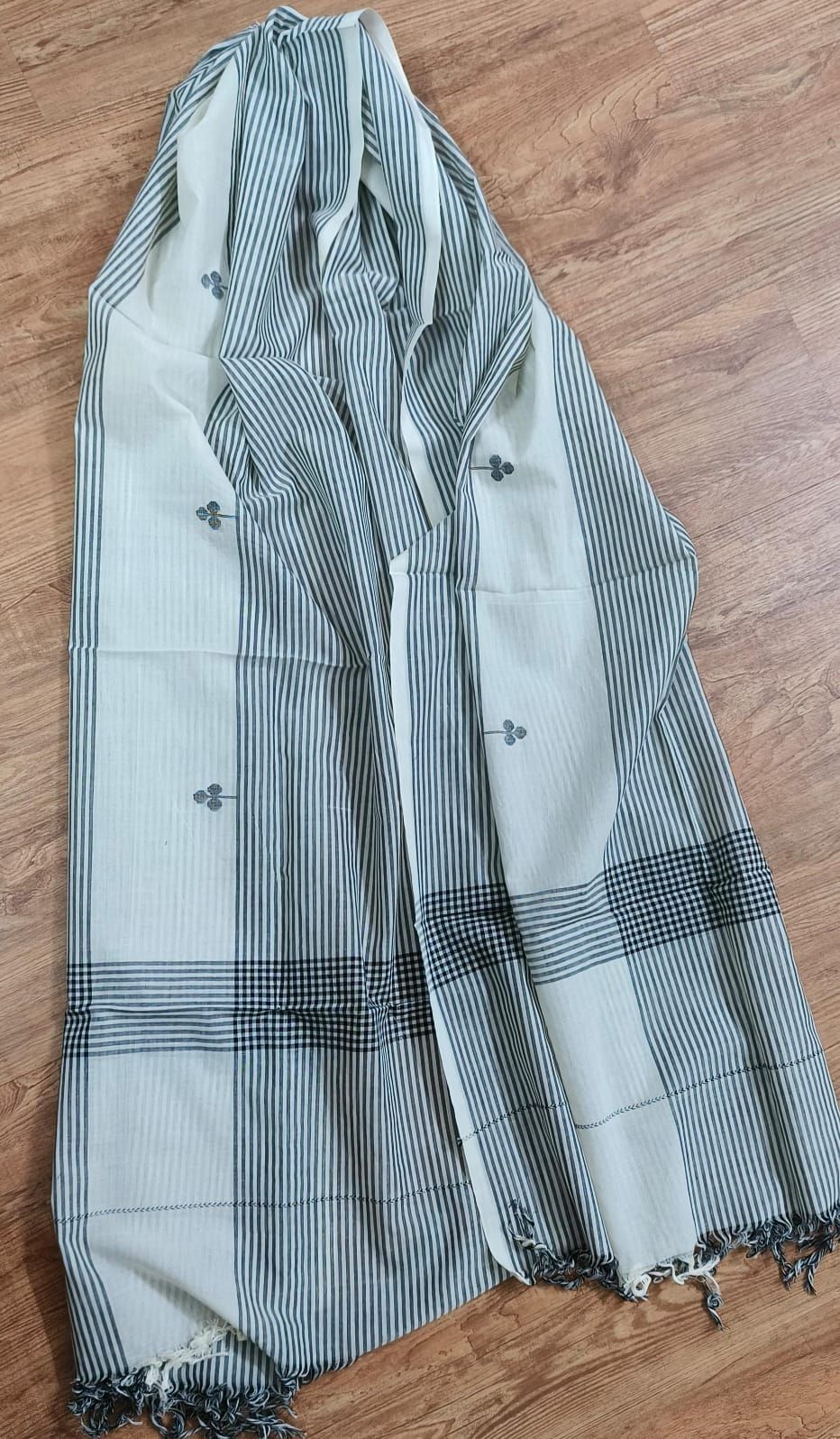 Cotton scarf with Jamdani narrow stripe
